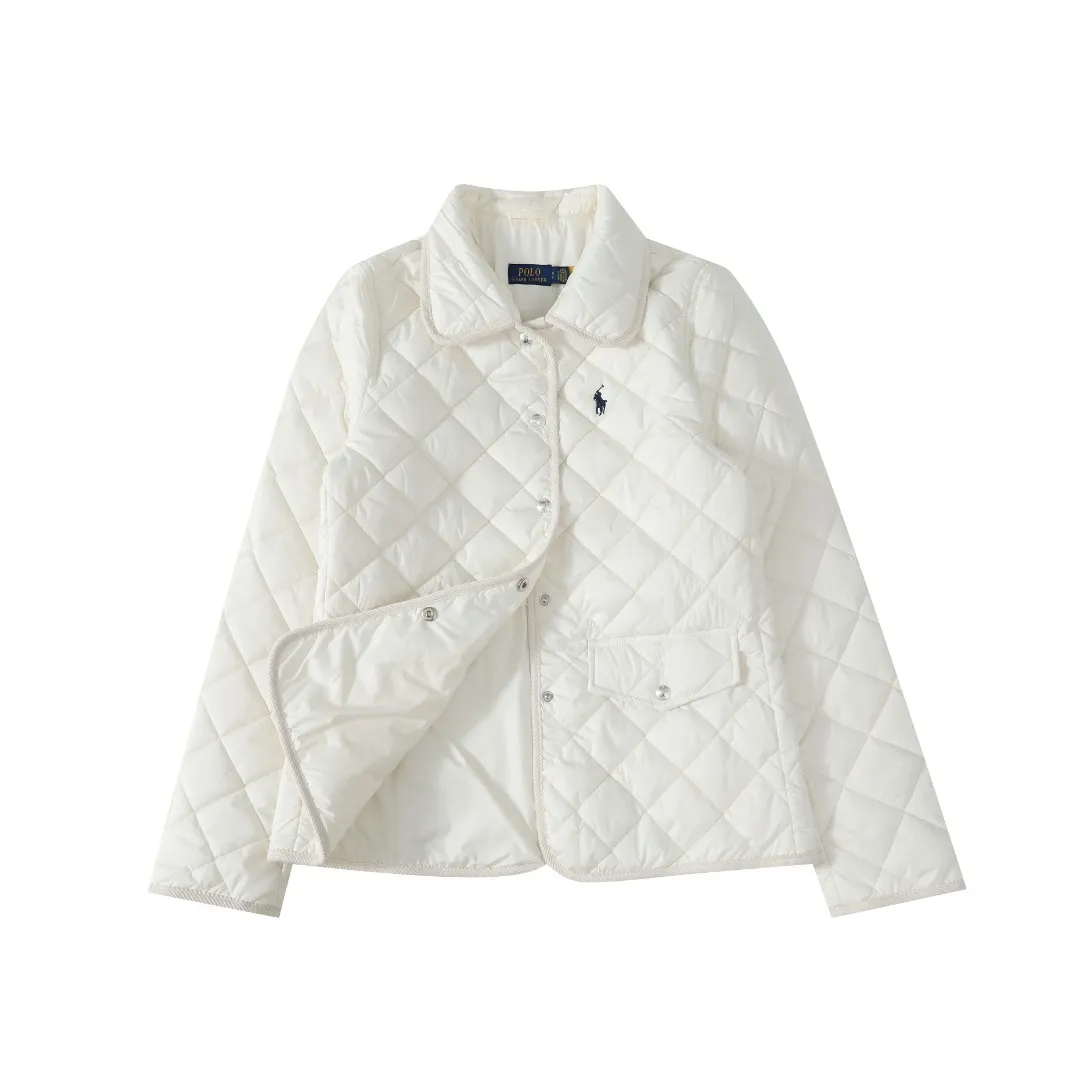 P350 #R53 Ralph Lauren Diamond Quilted Cotton Clothes Women's Tops Retro college style, classic diamond quilting, retro and warmth coexist. When delicate quilting stitches meet the three-dimensional diamond pattern, a warm cotton jacket with a college atmosphere. Exquisite details interpret autumn and winter textured outfits. 4-color versatile style, easy to control various occasions. Black classic｜Low-key high-end that never goes wrong Navy blue is calm | Quiet and intellectual temperament; Khaki is gentle | Creates a warm retro atmosphere; White is fresh | A touch of light halo in winter. Ingenuity is evident in the details, and the quality is at your fingertips. Customized metal buttons embellish the placket. Exquisite embroidery on the chest highlights the brand genes. 120g high-fill cotton is evenly filled. Commuting scene: Pair with straight trousers + loafers. Casual everyday: layered knitted skirt + short boots. College style: combination of jeans + canvas shoes. This winter, let the diamond pattern add elegance to you. Use a classic cotton coat to write your own retro fashion narrative. Color: Navy blue, black, white, khaki. Size: S M L XL. Bust: 107 111 115 119. Length: 65 66 67 68 Sleeve length: 64 64 64 64 Shoulder width: 42 43 44 45 S size: recommended within 100 catties M size: recommended within 120 catties L size: recommended within 140 catties XL size: recommended within 160 catties